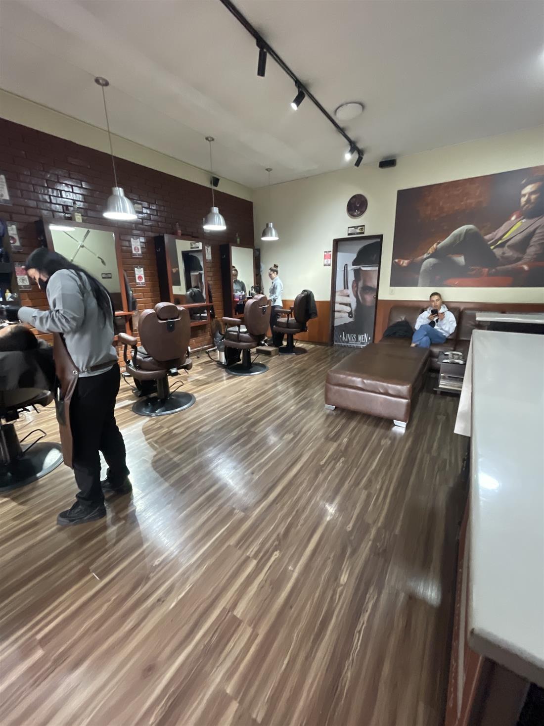 Pasillo del salón con lámparas colgantes y espejos
